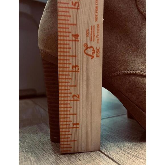 Guess, Women's Tan, Heeled Lace-Up Ankle Boots. Size 7.5 - Picture 5 of 5